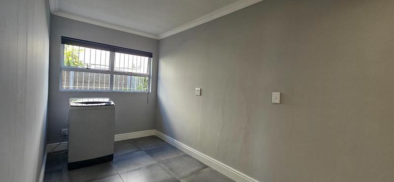 To Let 2 Bedroom Property for Rent in Zeekoevlei Western Cape